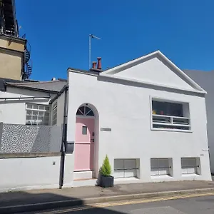 Quirky Seaside Family Walk To The Waves! Holiday home