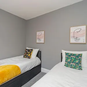 Funky 3bedroom House Next To Station Holiday home